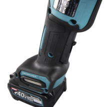 Detailaufnahme eines Makita Akku-Winkelschleifers mit bürstenlosem Motor und 40 Volt max XGT Lithium-Ionen Akku am ergonomischen Handgriff.