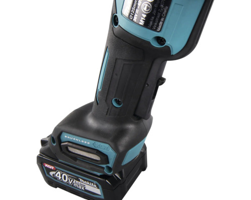 Detailaufnahme eines Makita Akku-Winkelschleifers mit bürstenlosem Motor und 40 Volt max XGT Lithium-Ionen Akku am ergonomischen Handgriff.
