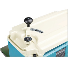 Detailansicht der Tiefeneinstellung einer Makita Dickenhobelmaschine mit Millimeter-Skala und Einstellhebel.