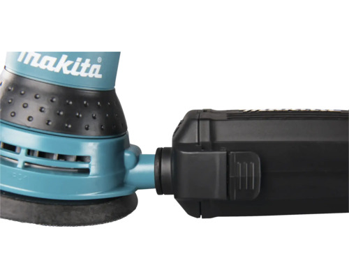 Detailansicht eines Makita Exzenterschleifers mit Makita Logo und angeschlossener Staubbox.