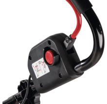 Bedienteil mit rotem Sicherheitsschalter am Führungsholm eines Gartengeräts.