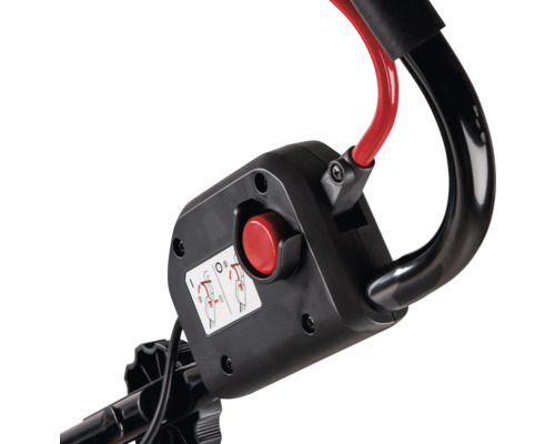 Bedienteil mit rotem Sicherheitsschalter am Führungsholm eines Gartengeräts.