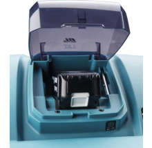 Geöffnetes Akku-Fach eines türkisfarbenen Gartengeräts mit eingesetztem schwarzen Akku unter einer transparenten Schutzhaube.