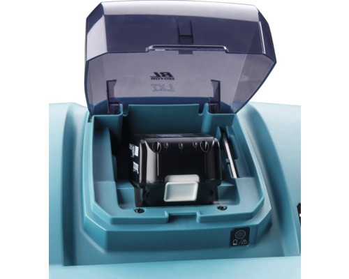 Geöffnetes Akku-Fach eines türkisfarbenen Gartengeräts mit eingesetztem schwarzen Akku unter einer transparenten Schutzhaube.