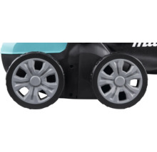 Detailansicht der Kunststoffräder eines Makita Rasenmähers.