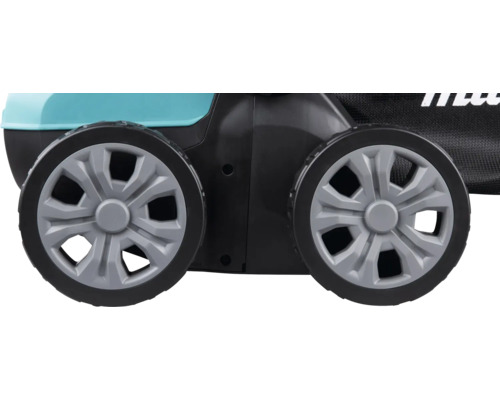 Detailansicht der Kunststoffräder eines Makita Rasenmähers.