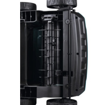 Unterseite eines Rasenkehrers mit schwarzer Bürstenwalze und vier Kunststoffrädern.