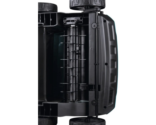 Unterseite eines Rasenkehrers mit schwarzer Bürstenwalze und vier Kunststoffrädern.