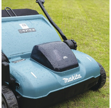 Makita Vertikutierer mit bürstenlosem Motor auf einer Rasenfläche, Gehäuse mit Wassertropfen.