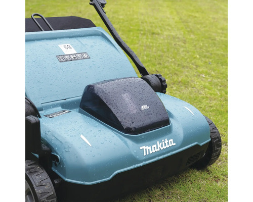 Makita Vertikutierer mit bürstenlosem Motor auf einer Rasenfläche, Gehäuse mit Wassertropfen.