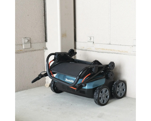 Zusammengeklappter Makita Rasenmäher für eine platzsparende Lagerung.