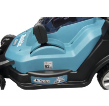 Detailaufnahme eines Makita Rasenmähers mit Schnitthöhenverstellung, 430 Millimeter Schnittbreite und 36 Volt Leistungsanzeige.