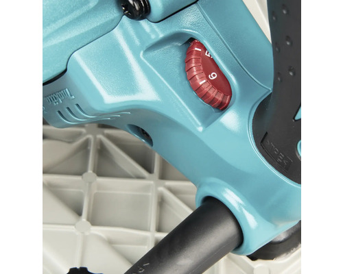 Detailansicht eines türkisfarbenen Makita Elektrowerkzeugs mit einem roten Einstellrad für die Geschwindigkeit und nummerierter Skala.