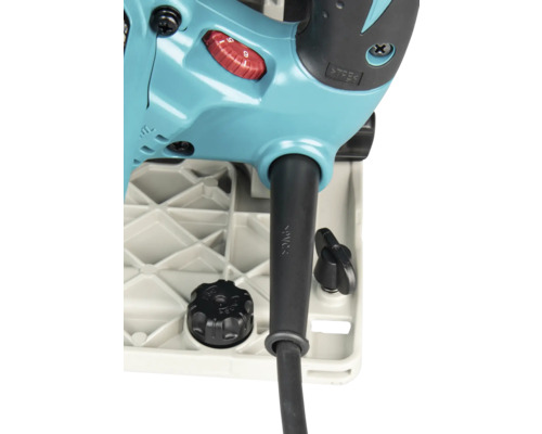 Detailansicht einer Makita Kreissäge mit rotem Einstellrad, schwarzem Stromkabel und Drehknöpfen auf einer grauen Grundplatte.