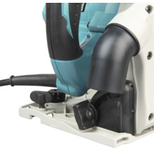 Detailansicht einer Handkreissäge in Blau, Schwarz und Weiß mit Absaugstutzen, Handgriff und Grundplatte aus Kunststoff und Metall.