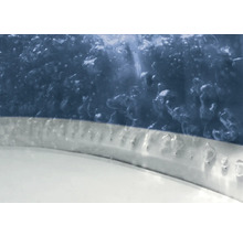 Detailaufnahme eines Sprudelbads mit Düsen