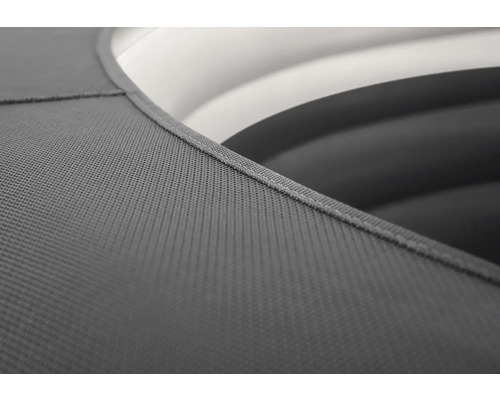 Detailaufnahme eines grauen Textilprodukts mit Naht