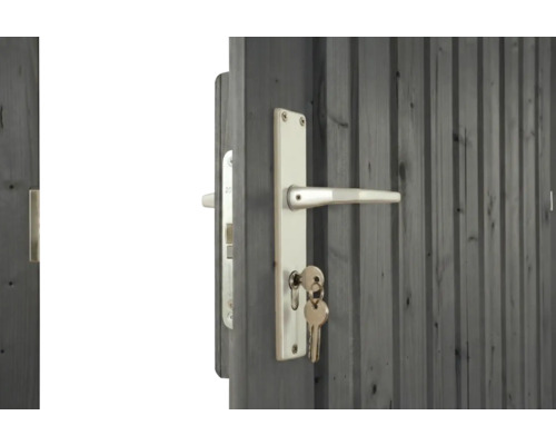 Graue Holztür mit silberfarbener Drückergarnitur aus Metall und Schlüsseln im Schloss.