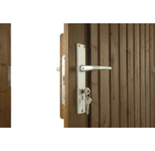 Holztür mit weißem Türdrücker, Langschild und steckendem Schlüssel.