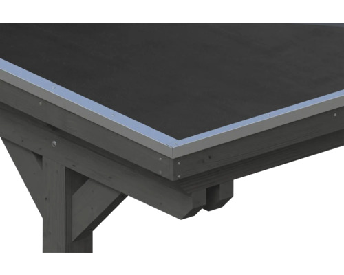 Nahaufnahme der Dachkante eines Holz-Carports mit schwarzer Dachfolie und silbernem Dachrandprofil aus Metall.