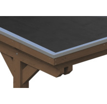 Detailansicht einer Dachkante mit Aluminium-Abschlussprofil, schwarzer Dachfolie und einer braunen Holzkonstruktion.