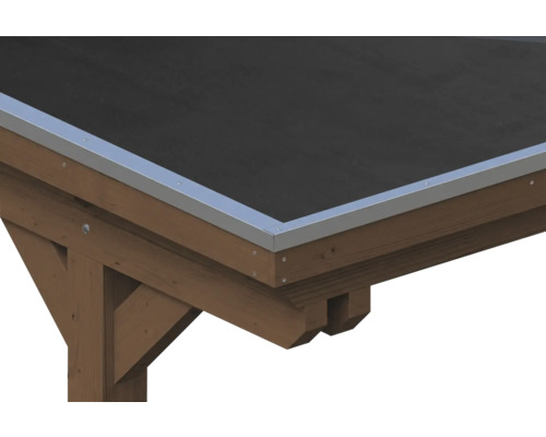 Detailansicht einer Dachkante mit Aluminium-Abschlussprofil, schwarzer Dachfolie und einer braunen Holzkonstruktion.