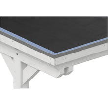 Detailansicht einer Dachrandblende aus Metall an einem weißen Holz-Flachdach mit schwarzer Dachfolie.