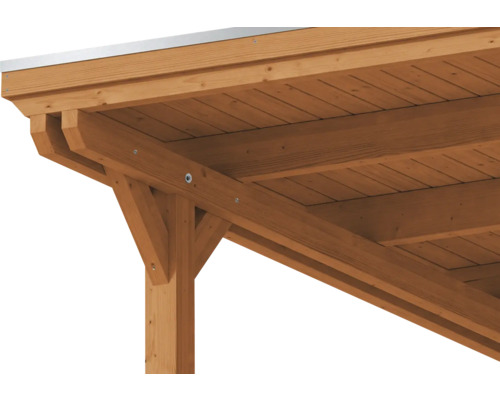 Detailansicht der massiven Holzkonstruktion einer Terrassenüberdachung oder eines Carports mit Pfosten, Balken und Kopfbändern.