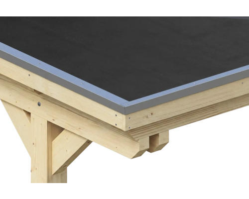 Dachkante eines Holz-Carports mit Metall-Abschlussprofil und dunkler Dachbahn.