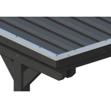 Nahaufnahme einer Dachkante mit Trapezblechen und einem Kantenschutzprofil aus Metall auf einer dunklen Holzkonstruktion.