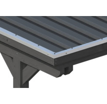 Dachkante eines Carports aus Holz mit Trapezblech-Dacheindeckung und Kantenschutzleiste aus Metall.