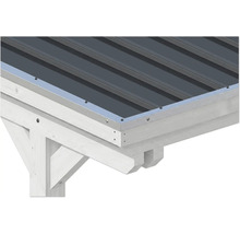 Detailansicht eines Carportdachs mit Trapezblech in Anthrazit, silberner Ortgangblende und weiß lasierter Holzkonstruktion.