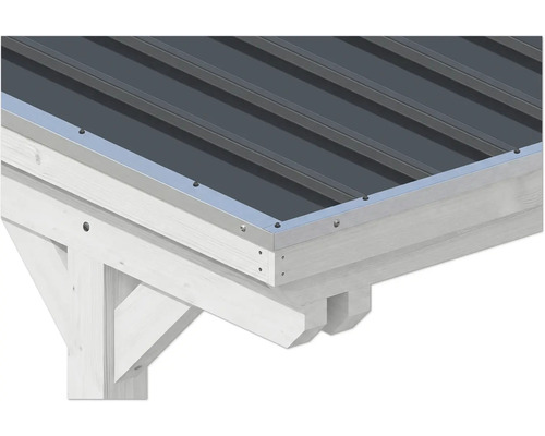 Detailansicht eines Carportdachs mit Trapezblech in Anthrazit, silberner Ortgangblende und weiß lasierter Holzkonstruktion.