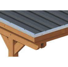 Detailaufnahme einer hölzernen Dachkonstruktion mit Trapezblech und einer Aluminium-Dachrandabschlussleiste.