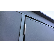 Detailansicht einer Metalltür mit Scharnier