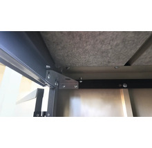 Detailansicht eines Tisches mit Metallrahmen und Schrauben