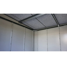 Innenansicht eines Gerätehauses mit Metallstruktur, Wandpaneelen und Dachisolierung