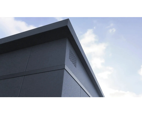 Detailansicht eines Gartenhauses mit Fassadenverkleidung und Entlüftung