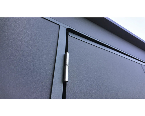 Detailansicht einer grauen Gartenbox mit Metallrahmen und Scharnier.