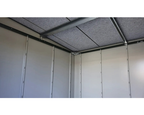 Innenansicht eines Gerätehauses mit Wandpaneelen und Dachkonstruktion