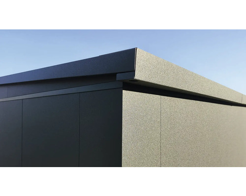 Detailansicht eines Gartenhauses mit Metalleindeckung