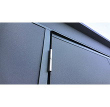 Detailansicht einer Außentür mit Scharnier