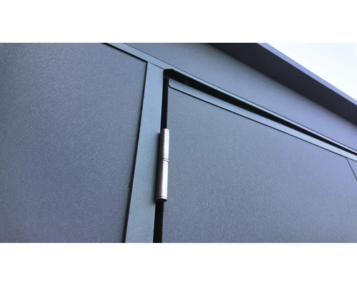 Detailansicht einer Außentür mit Scharnier