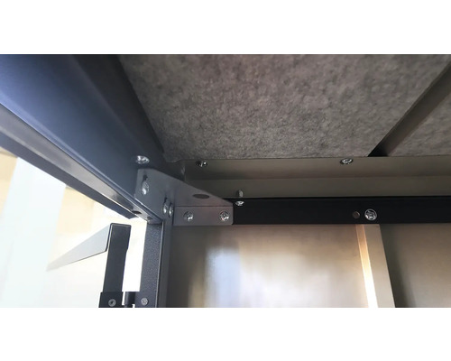 Detailansicht eines Metallmöbels mit Schrauben