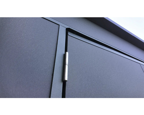 Nahaufnahme eines Garagentors mit Scharnier