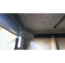 Detailansicht der Unterseite eines Tisches mit Rahmenkonstruktion und Befestigungselementen.