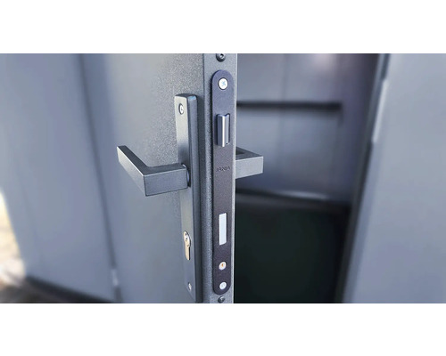 Tür mit Türbeschlag und Drückergarnitur