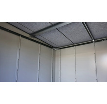 Innenansicht eines Gerätehauses mit Metalldach und Metallwänden