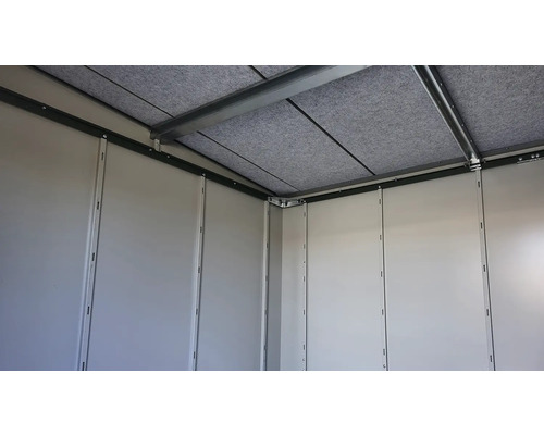 Innenansicht eines Gerätehauses mit Metalldach und Metallwänden