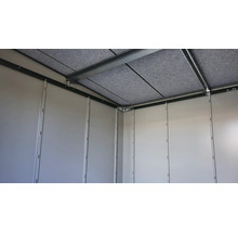 Innenansicht eines Gerätehauses mit Metalldach und Wandverkleidung